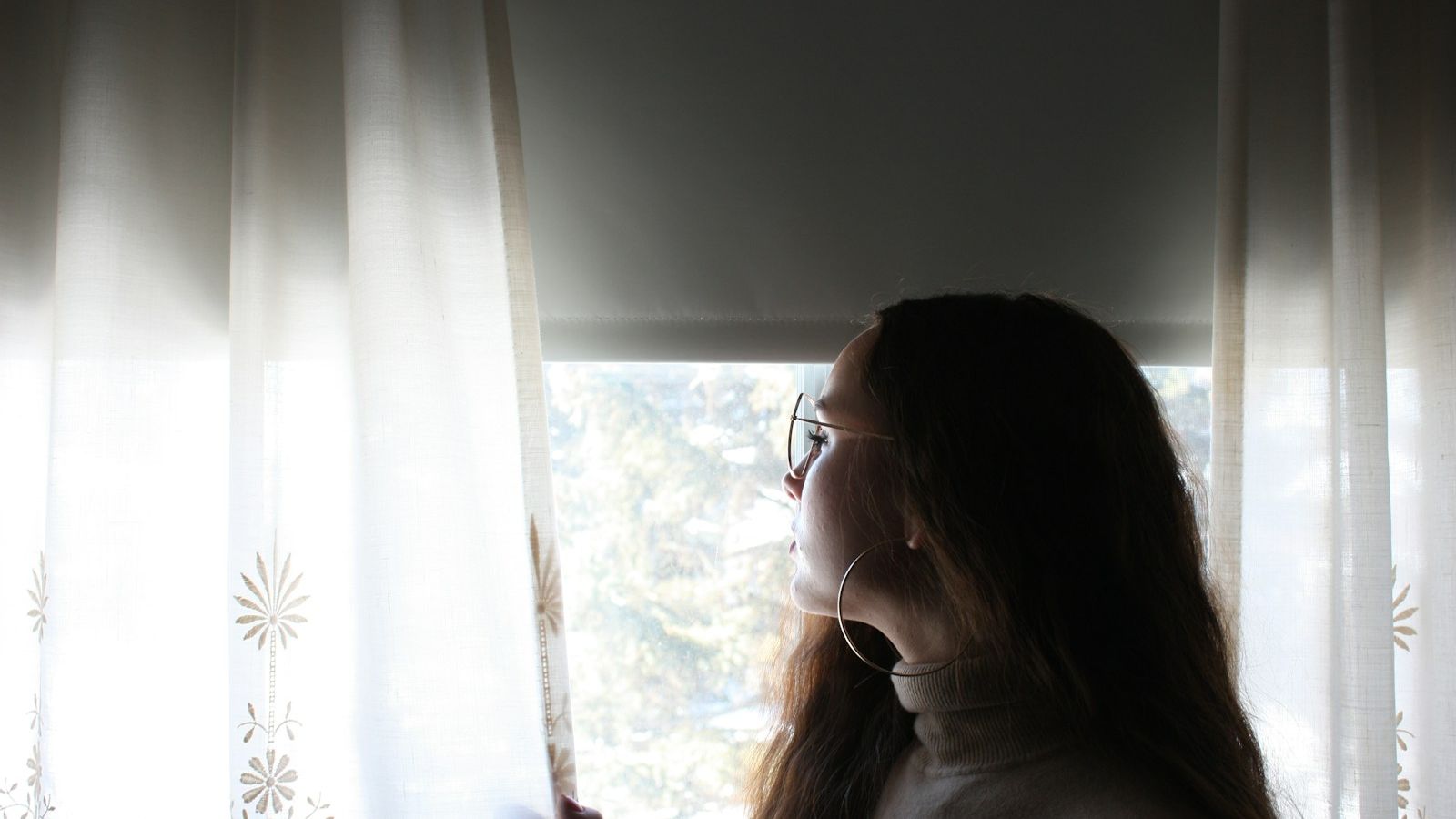 Portrait de dos, cheveux longs, lumière douce, ambiance calme