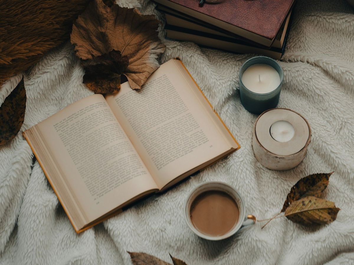 Tasse chaude, plaid, lecture