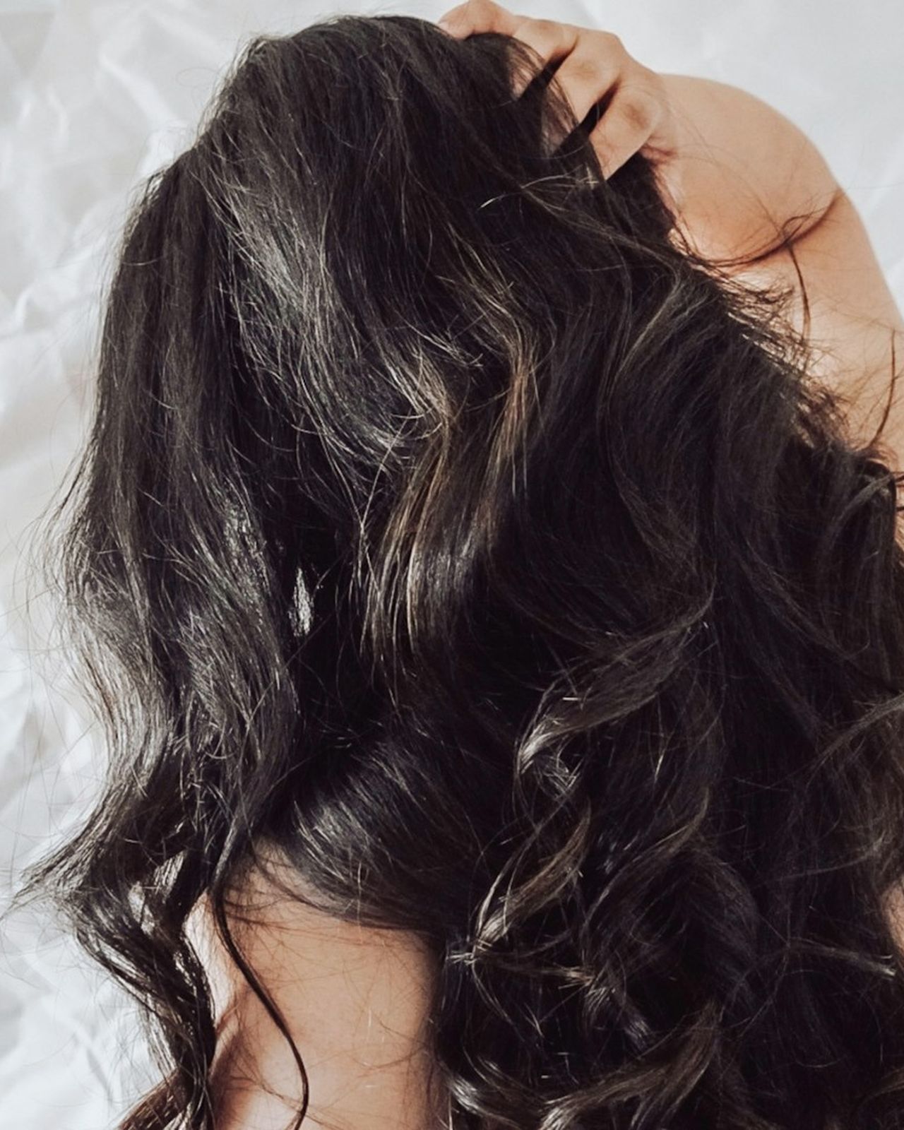 Femme qui observe son cuir chevelu au miroir, ou gros plan racines