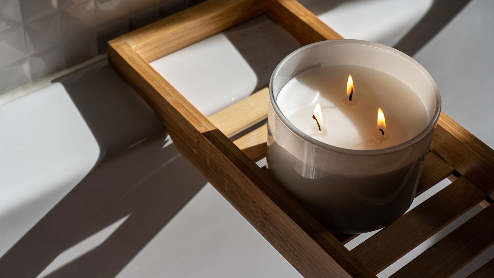 Ambiance douce : eau tiède, serviette, plantes, mains