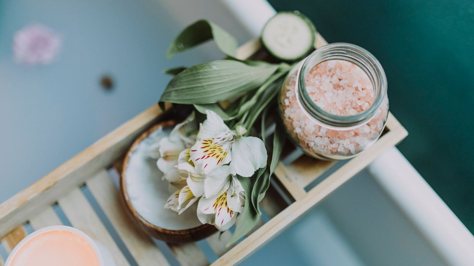 Ambiance apaisante : mains, eau tiède, serviette douce, plantes