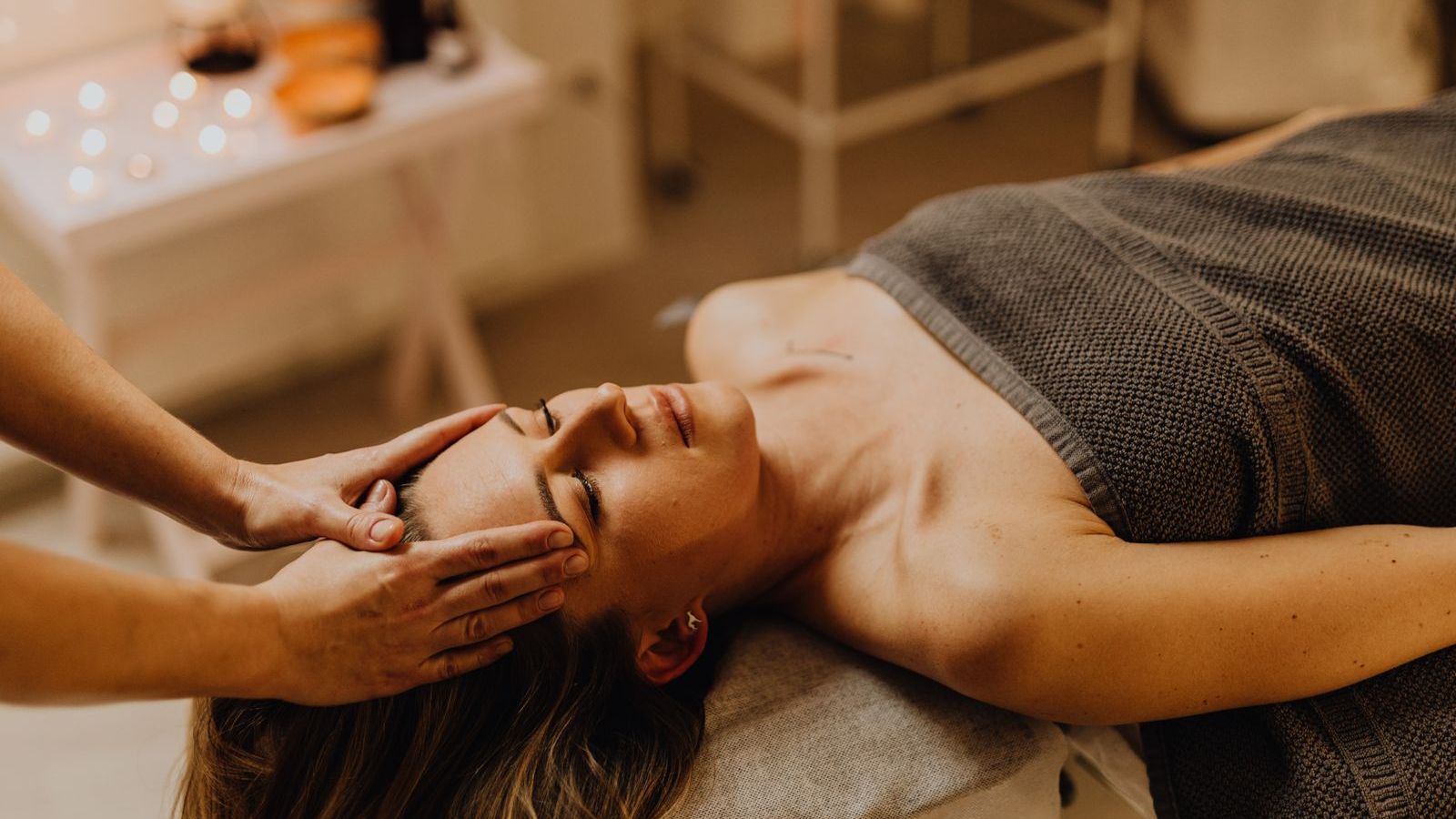 Mains près du cuir chevelu, gros plan doux, lumière naturelle