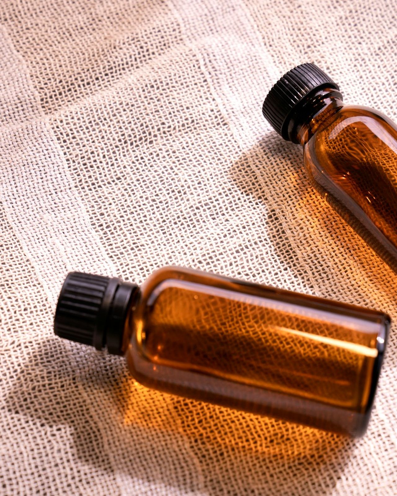 Quatre petits flacons d'huile alignés