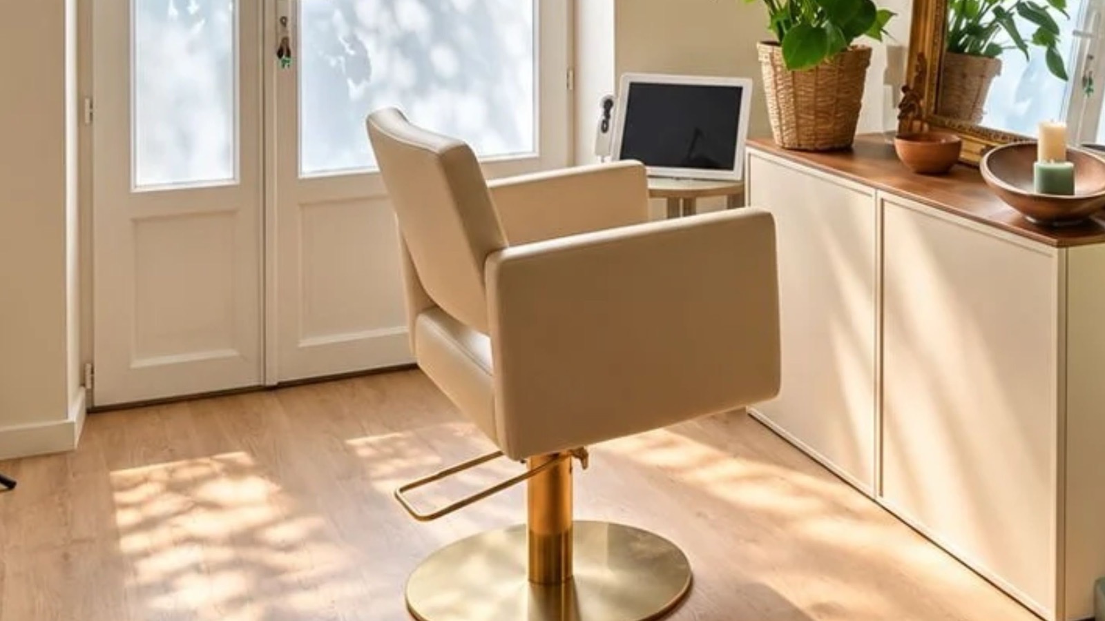 Le cabinet WavOïa à Nantes : fauteuil crème et doré dans la lumière du matin, plante, miroir doré et étagère de soins