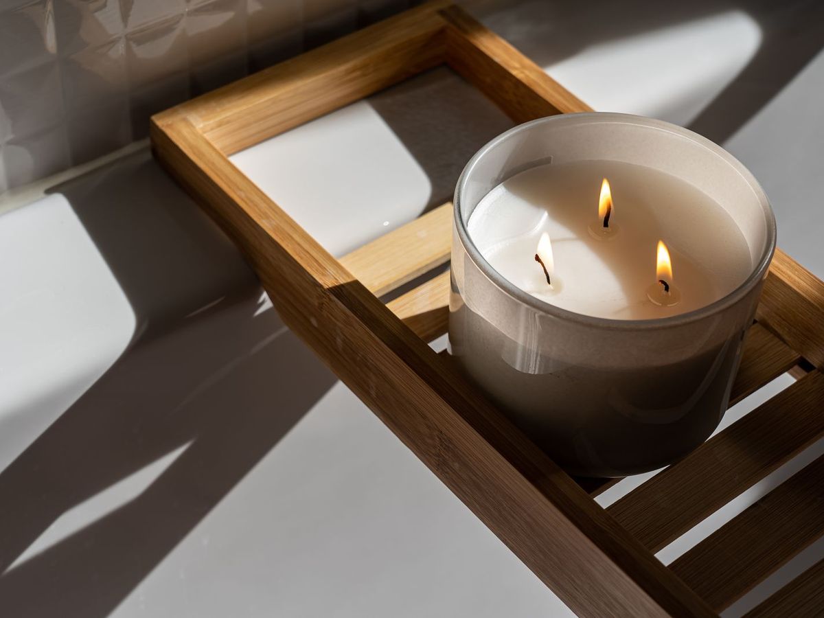 Bougie, serviette, huile sur une table
