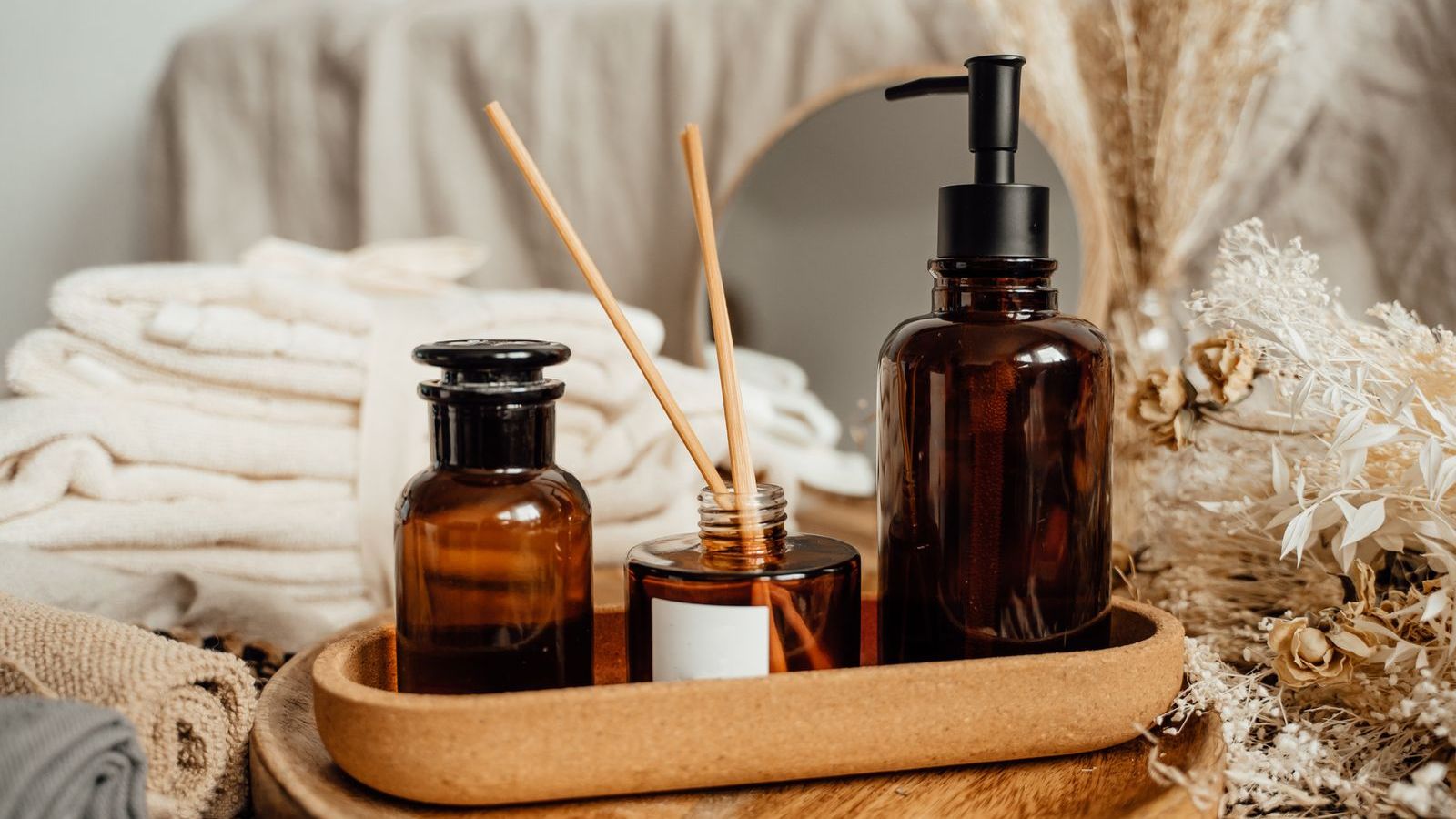 Cabinet WavOïa : bol d'huile, brosse en bois, plantes