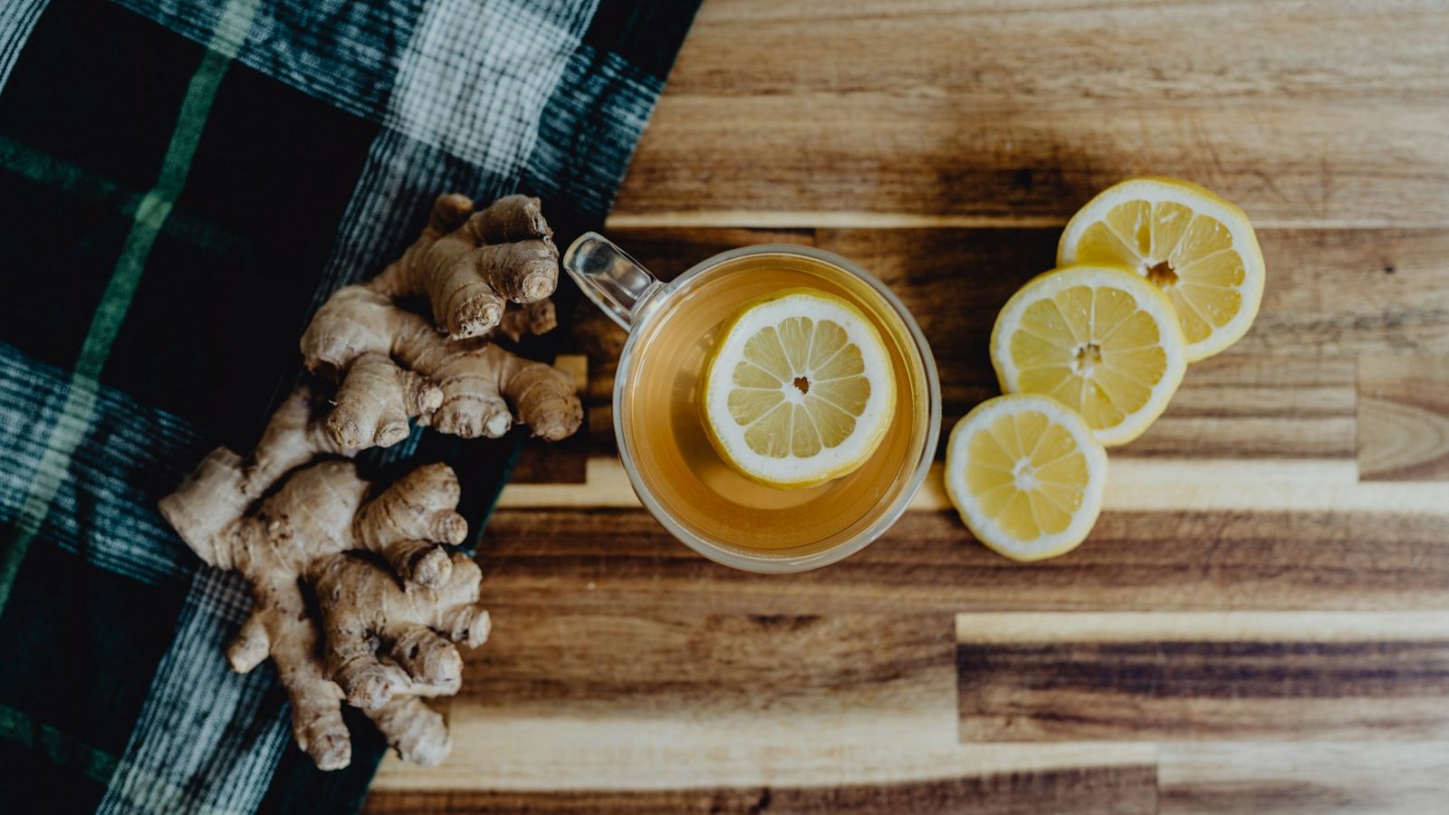 Tasse de tisane fumante et rinçage en carafe, plantes séchées