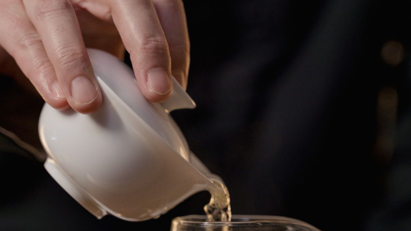 Infusion en train de se faire, feuilles séchées, vapeur