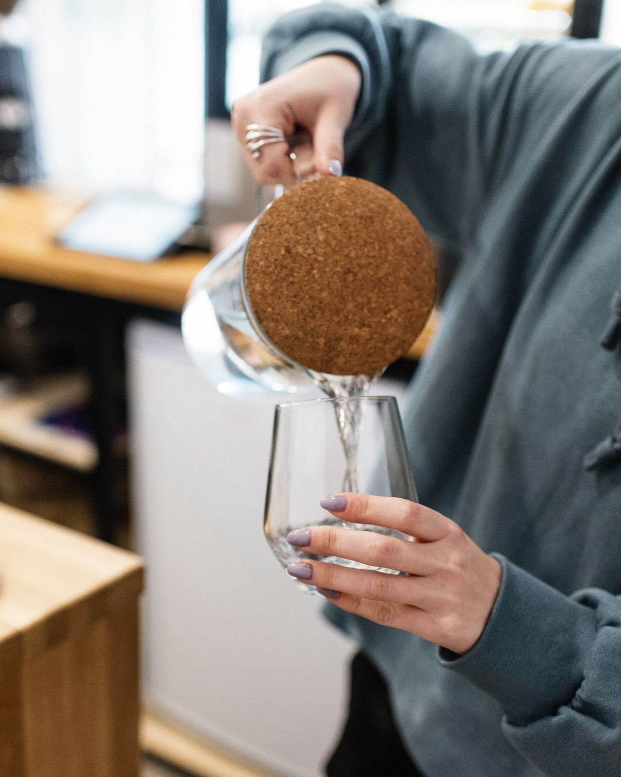 Rinçage d'une infusion sur les cheveux