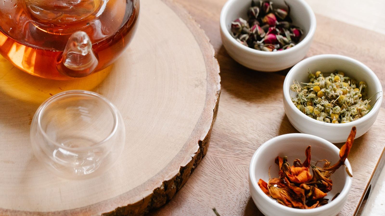 Table en bois, tasse, plantes, lumière du matin
