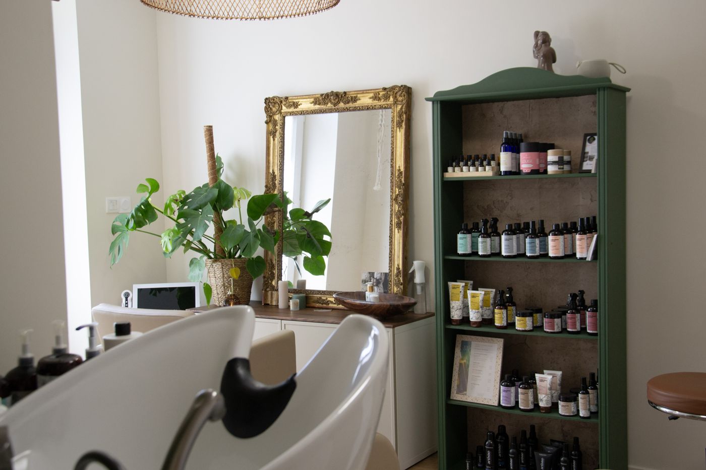 Bac de lavage et étagère de soins capillaires dans le salon WavOïa