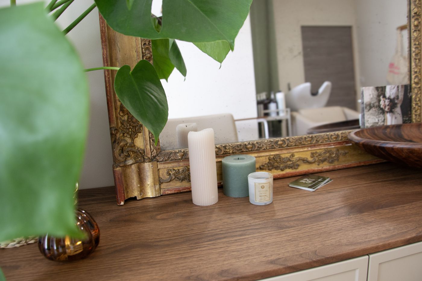 Miroir doré, bougies et plantes dans le salon WavOïa